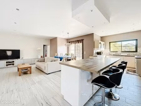 maison carbon blanc 135m2