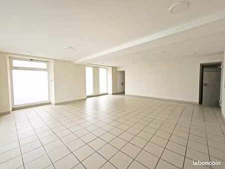 local professionnel avec vitrine de 80 m² en plein centre de la varenne