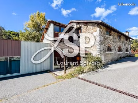 local 740 m²