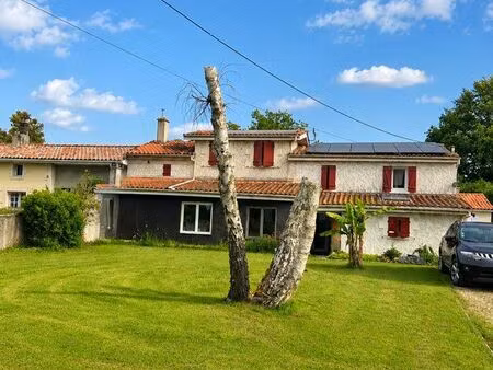 ? grande maison avec 2 logements – terrain de plus de 1 hectare – dépendances