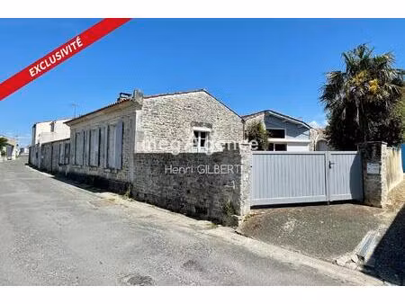 maison construite en pierre entièrement restaurée