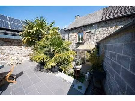 maison en pierre du pays avec jardin