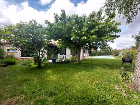 maison t6 avec 305 m2 de surface utile  piscine et 825 m2 de
