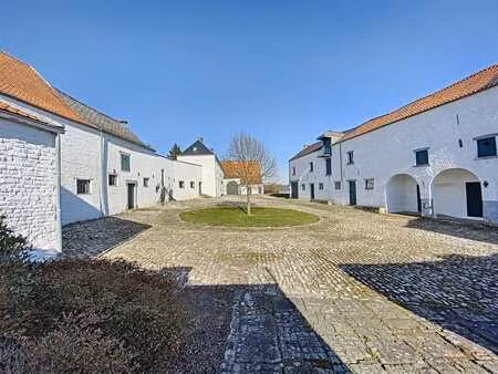 magnifique ferme en carré située au cœur de bousval