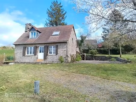 maison en pierre avec un joli jardin dans un hameau rural paisible