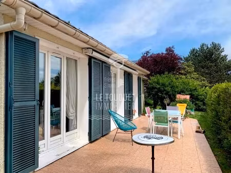 maison indépendantes  3 chambres dans un parc avec piscine et tennis