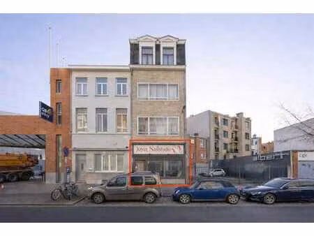 casco immeuble commercial avec deux entrées dans le centre