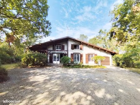 maison au coeur d'un terrain arboré de 2800m2