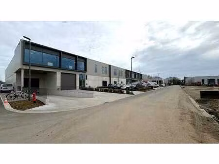 bâtiment neuf avec quai de chargement à vendre dans le parc