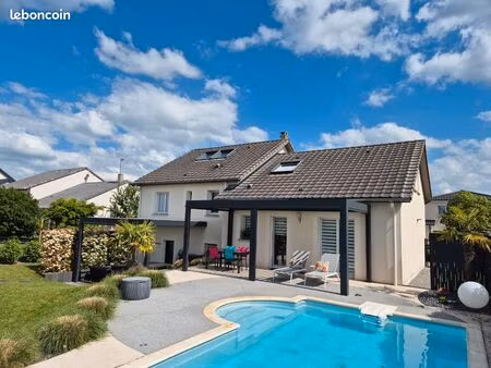 belle maison familiale avec extérieurs d'exception