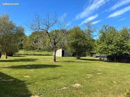 hangard avec terrain constructible au calme d’une impasse