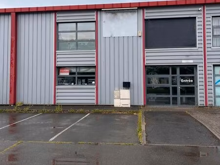 local professionnel polyvalent de 240 m² avec bureaux et entrepôt