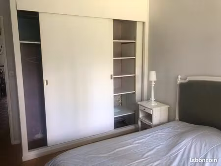 grande chambre meublée avec terrasse