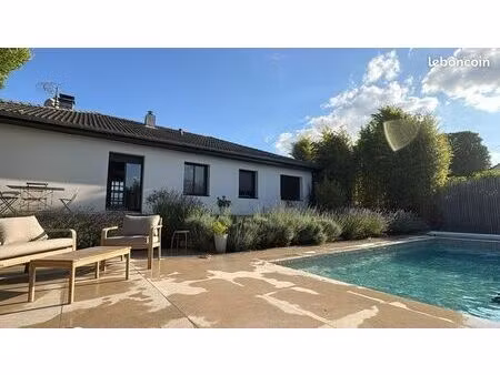 maison sur 2 niveaux avec piscine chauffée et jardin arboré