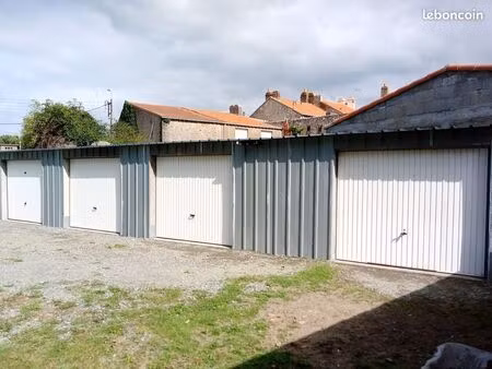 garage  box  garde meuble  cave de 22 m2