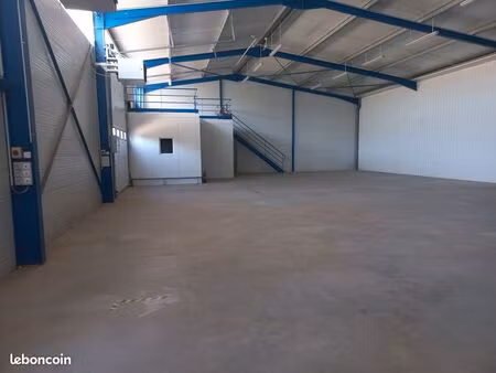 a louer : local d’activite de 580m² + 100m² de bureaux +140m² de mezzanine à pugnac à 10km