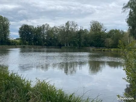 etang avec forêt et verger
