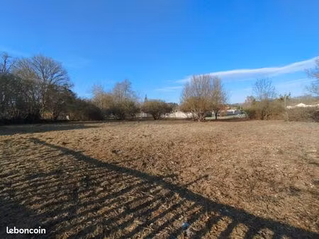 terrain 3 082 m² sugeres