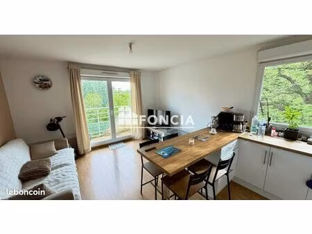 superbe t2 en dernier etage avec balcon parking vendu libre d occupation