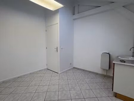 local professionnel de 12 m2 – zone franche - place fraternité roubaix