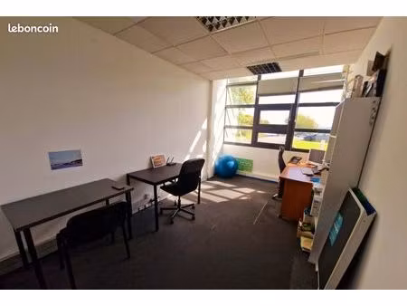 bureau avec postes de travail