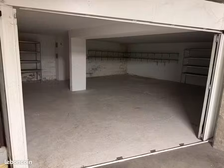 loue grand garage fermé 4/5 places