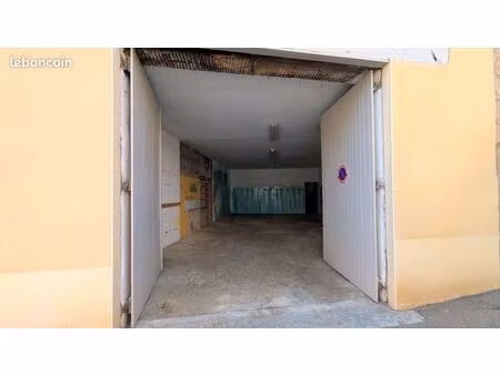 grand garage / entrepôt de 63 m²