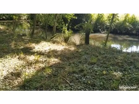 terrain au bord de l'eau