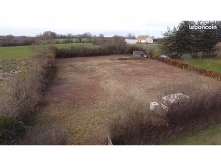 terrain de 2430 m2 – accès voiture – clôturé naturellement