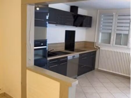 jolie maison de ville à louer