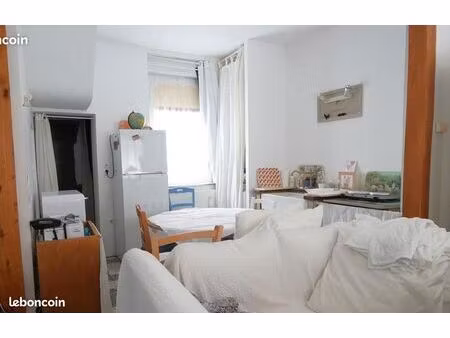 maison offrant un bel espace de vie lumineux  2 chambres  un espace bureau idéal pour le t
