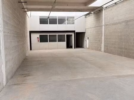 entrepot 484 m² - emplacement premium - saint-fargeau-ponthierry