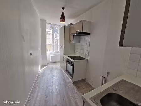 particulier loue t2 refait à neuf centre saint-maixent l'ecole
