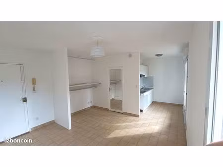 studio non meublé avec jardin privatif (proche gare melun direct paris/rer d)