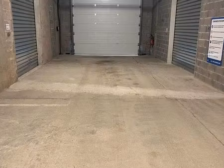 location grand box/garage 156m²