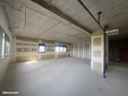 local santé 111 m²