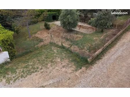 terrain constructible 412 m² – villelaure (84530) – calme et hors lotissement