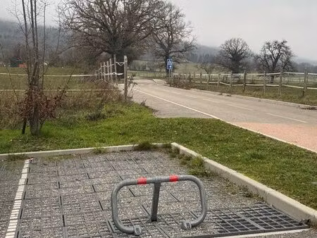place parking à l’extérieur dans résidence sécurisé