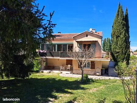 rare à malaucène : villa avec grand terrain constructible  proche du centre à pied