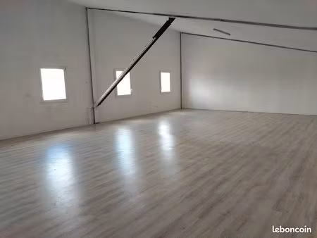 local a louer 270m²