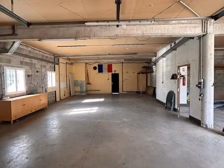 location garage + bureau + sanitaires