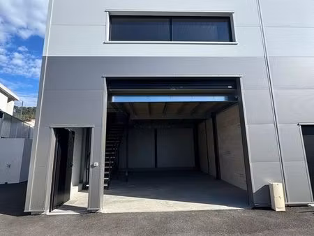 local d'activités de 92m2 - volet roulant 3.80m x 3.50m