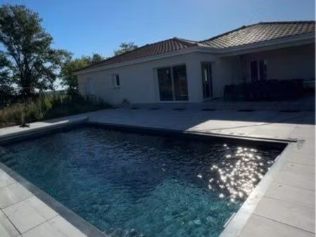 maison plein pied avec terrasse et piscine