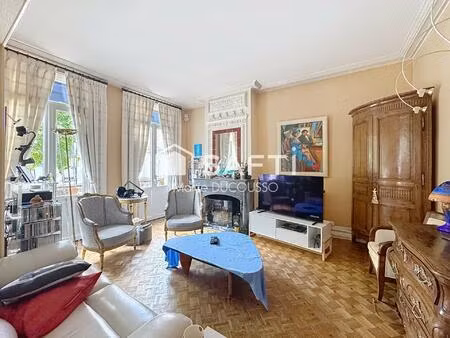 maison de maître en pierre avec piscine