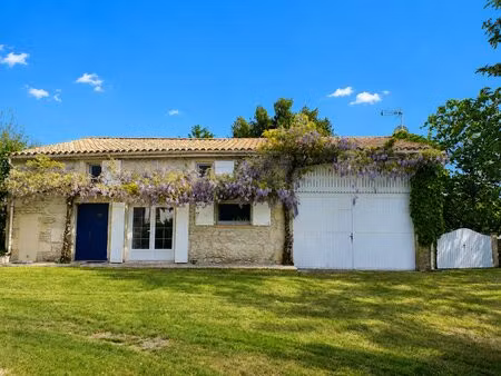 authentique maison charentaise avec garage et jardin