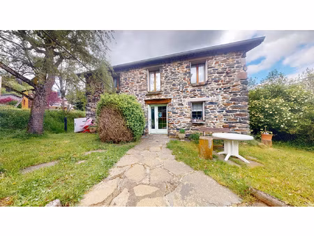 belle bâtisse en pierres sur une parcelle de 573m2 !