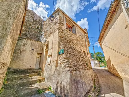 une petite maison pleine de charme  entièrement rénovée  avec terrasse et vue dégagée au c