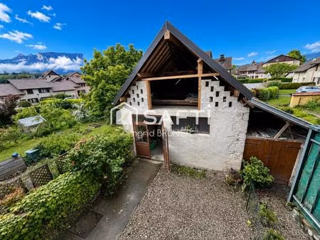 maison avec un garage et une terrasse
