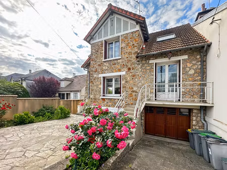 maison meulière  quartier résidentiel calme   proche rer b  garage  sous-sol total.