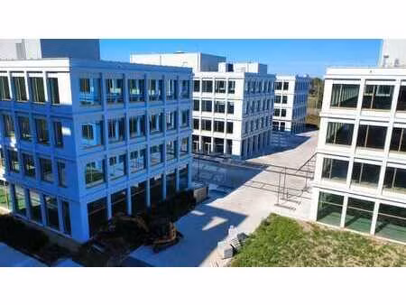 bureaux à louer résistants à l'avenir dans le bâtiment meso